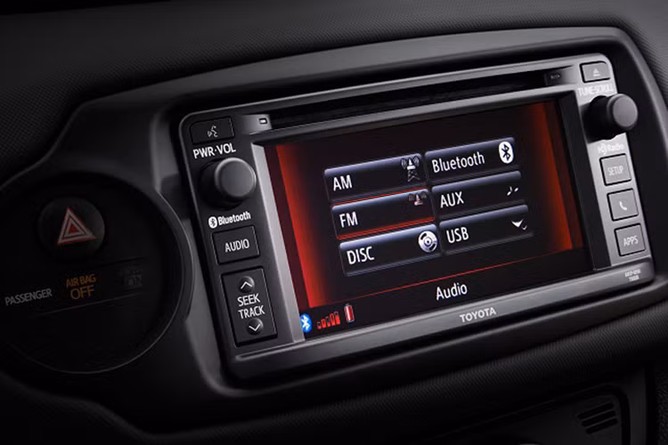 Một trong những điểm nhấn của nội thất chính là màn hình màu 4,2 inch mới. Đây là trang bị tiêu chuẩn cho Toyota Yaris 2017 từ bản Mid trở lên.
