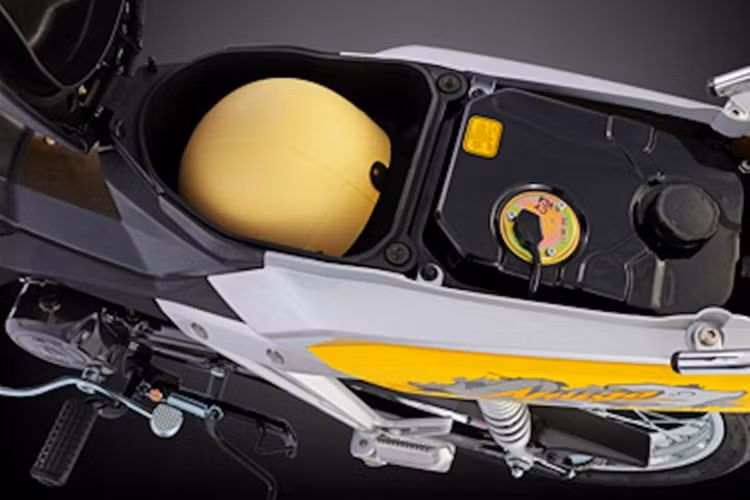 Mặc dù là một mẫu xe số cỡ nhỏ, tuy nhiên dung tích cốp chứa đồ dưới yên của SYM Amigo 50 vẫn có thể đựng được một mũ bảo hiểm dạng nửa đầu và một vài vật dụng cá nhân khác. Xe cũng sở hữu bình chứa nhiên liệu phía sau, dưới yên xe.