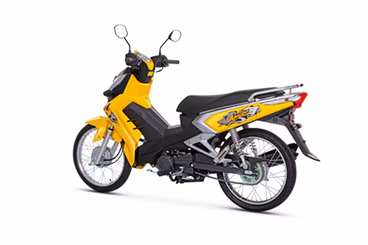 Amigo 50 có thiết kế khá nhỏ gọn với thân xe hẹp khiến tổng thể xe trông cao và gầy. Phần đầu xe sử dụng cụm đèn pha halogen đặt trên mặt nạ kết hợp với chắn bùn trước gắn sát bánh chắc hẳn khiến nhiều người liên tưởng đến chiếc Yamaha Nouvo thế hệ đầu tiên.