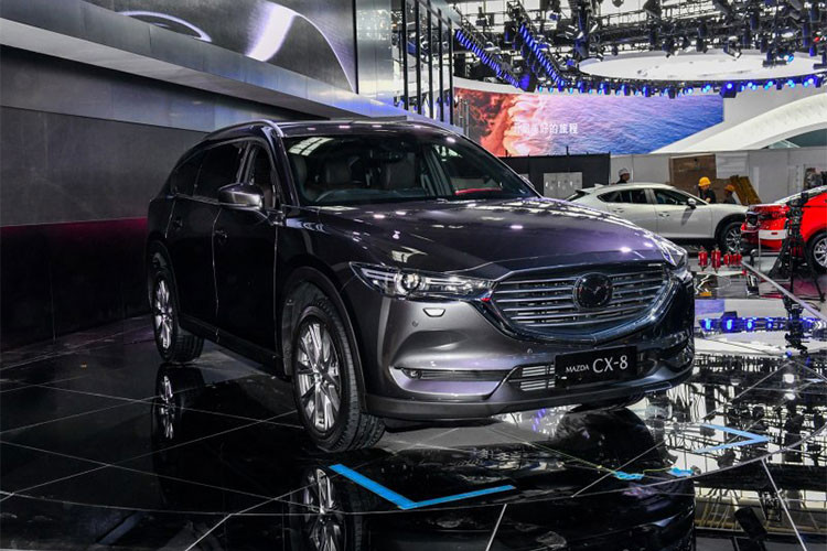 Tại triển lãm ôtô Bắc Kinh 2018 đang diễn ra tại Trung Quốc, hãng xe ôtô Mazda đã cho ra mắt mẫu xe crossover 3 hàng ghế CX-8 mới. Trung Quốc là thị trường thứ hai đón nhận mẫu xe Mazda CX-8 mới, sau Nhật Bản. Theo một số nguồn tin,mẫu xe này sẽ cập bến Đông Nam Á, cụ thể là Malaysia, vào quý III năm nay.