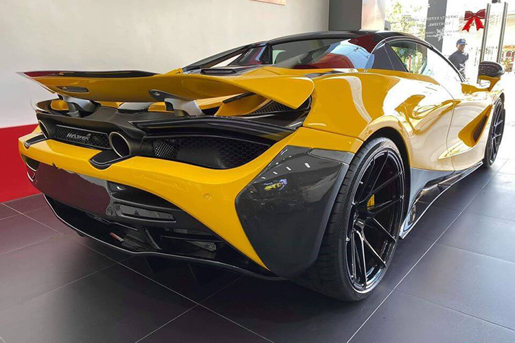 Siêu xe McLaren 720S Spider mới về Việt Nam vẫn được trang bị khối động cơ xăng V8, tăng áp kép, dung tích 4.0 lít, sản sinh công suất tối đa 710 mã lực và mô-men xoắn cực đại 769 Nm. Sức mạnh được truyền tới bánh thông qua hộp số tự động tuần tự 7 cấp, nhờ đó, phiên bản mui trần của McLaren 720S có khả năng tăng tốc từ vị trí xuất phát lên 100 km/h trong thời gian 2,9 giây.