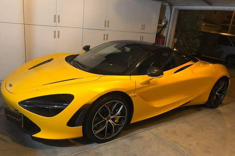 Siêu xe mui trần McLaren 720S Spider cũng chỉ cần thời gian 7,9 giây để tăng tốc từ 0-200 km/h trước khi đạt vận tốc tối đa 341 km/h tương tự như bản Coupe. Tuy nhiên, khi biến thành chiếc siêu xe mui trần, McLaren 720S Spider chỉ có thể đạt vận tốc tối đa 325 km/h.