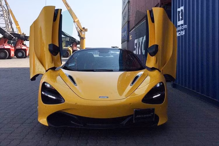 Siêu xe mui trần McLaren 720S Spider tại Việt Nam sở hữu ngoại thất sơn màu vàng óng ả, tương tự như màu sơn của chiếc McLaren 650S Spider đang nằm trong garage của gia đình Phan Thành. Chiếc siêu xe McLaren 720S Spider thứ 2 về Việt Nam cũng được nhập khẩu từ thị trường Mỹ. 