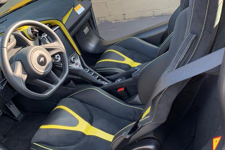 Điểm khác biệt dễ nhận ra nhất giữa McLaren 720S Spider với bản Coupe chính là việc phần mui xếp cứng bằng sợi carbon của siêu xe này chỉ mất thời gian 11 giây để thực hiện thao tác đóng hoặc mở mui xe. Phần mui xếp cứng của siêu xe McLaren 720S Spider vẫn hoạt động tốt ngay cả khi xe lăn bánh, tuy nhiên, hãng McLaren yêu cầu khách hàng phải đảm bảo tốc độ của xe dưới 50 km/h.