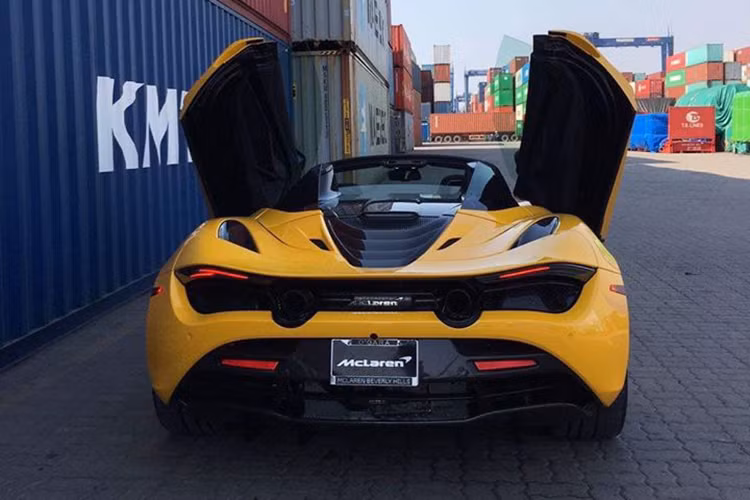 Ngoài bộ áo màu vàng, siêu xe mui trần McLaren 720S Spider thứ hai về nước còn có nhiều chi tiết bằng carbon ở ngoại thất để tạo điểm nhấn cũng như mang đến trọng lượng nhẹ hơn cho xe. Chưa hết, bên trong khoang lái chiếc siêu xe McLaren 720S Spider màu vàng độc nhất Việt Nam còn được bọc da cao cấp màu đen với các sọc vàng tạo điểm nhấn.