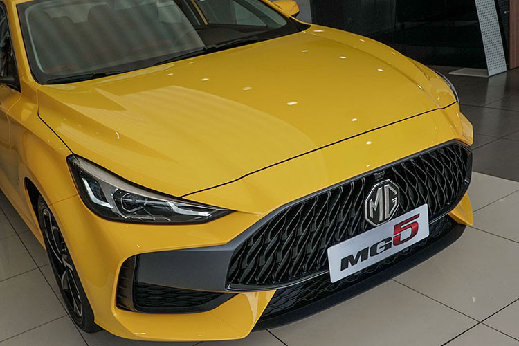 MG5 2022 giá rẻ có kích thước chiều dài 4.675mm, chiều rộng 1.842mm và chiều cao 1.480 mm. Tổng thế thiết kế của chiếc sedan đời mới được đánh giá là trẻ trung, thời trang và hiện đại nhờ kiểu dáng lai coupe với phần mui vuốt dốc về sau. Phần đầu xe nổi bật với đèn pha LED sắc sảo, tích hợp dải đèn ngày LED hiện đại, cùng nhiều đường cắt xẻ táo bạo ở phía trước.