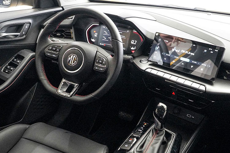 Màn hình giải trí cảm ứng 10 inch, hỗ trợ kết nối Bluetooth, Apple Car Play và Android Auto. Bảng điều khiển trung tâm với các cụm phím cũng như cần số hướng về người lái. Một số tính năng đáng chú ý bao gồm phím bấm khởi động Start-Stop, cửa sổ trời 4 chế độ điều chỉnh, điều hòa tự động có khả năng lọc bụi mịn PM2.5.