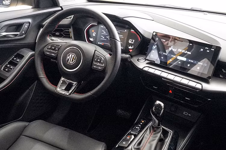 Màn hình giải trí cảm ứng 10 inch, hỗ trợ kết nối Bluetooth, Apple Car Play và Android Auto. Bảng điều khiển trung tâm với các cụm phím cũng như cần số hướng về người lái. Một số tính năng đáng chú ý bao gồm phím bấm khởi động Start-Stop, cửa sổ trời 4 chế độ điều chỉnh, điều hòa tự động có khả năng lọc bụi mịn PM2.5.