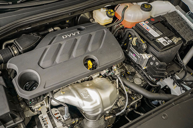 Về vận hành, MG5 tại Việt Nam sử dụng động cơ xăng 1.5L hút khí tự nhiên. Cỗ máy này cho công suất tối đa 112 mã lực và mô-men xoắn cực đại 150Nm tại 4.500 vòng/phút. Xe trang bị hộp số biến thiên vô cấp CVT giả lập 8 cấp độ. Theo nhà sản xuất, tốc độ tối đa của MG5 là 180km/h.