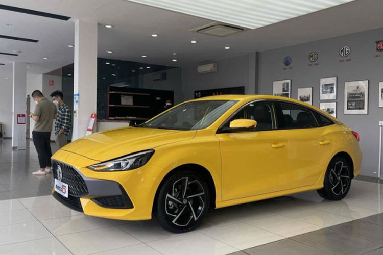MG5 2022 bán ra tại Việt Nam sẽ được nhập khẩu nguyên chiếc từ Thái Lan tương tự như MG ZS. Từ tháng 8 đã có nhiều đại lý tại Việt Nam nhận đặc cọc MG5 2022 mới với giá dự kiến khá mềm. MG5 được dự đoán có giá thấp nhất trong phân khúc sedan hạng C và thậm chí chỉ ngang với một số mẫu sedan hạng B.