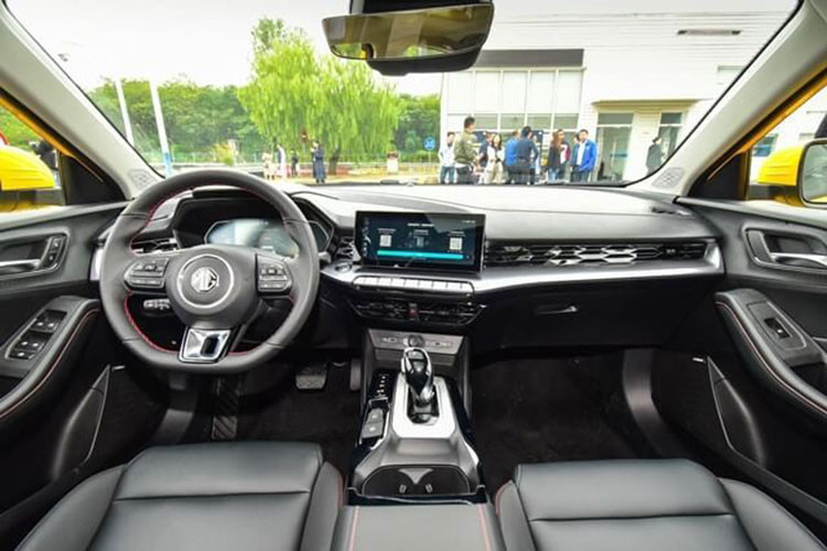 Vào bên trong, nội thất của mẫu xe này cũng mang nét thể thao tương đồng với vẻ ngoài. Vô-lăng thiết kế D-Cut. Ghế ngồi thể thao với phần đệm đỡ hông hai bên, có thể chỉnh điện 6 hướng. Đồng hồ hiển thị dạng kỹ thuật số với màn hình vituarl cockpit kích thước 7 inch.