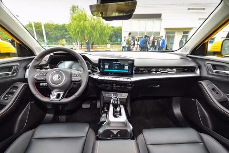 Vào bên trong, nội thất của mẫu xe này cũng mang nét thể thao tương đồng với vẻ ngoài. Vô-lăng thiết kế D-Cut. Ghế ngồi thể thao với phần đệm đỡ hông hai bên, có thể chỉnh điện 6 hướng. Đồng hồ hiển thị dạng kỹ thuật số với màn hình vituarl cockpit kích thước 7 inch.