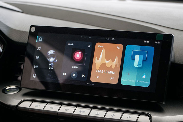 MG5 được trang bị ba chế độ lái bao gồm: Urban, Normal và Dynamic nhằm đa dạng hóa trải nghiệm lái xe cho khách hàng.. Ngoài ra, hệ thống trợ lực lái điện (EPS) trên MG5 có thể điều chỉnh linh hoạt để đáp ứng nhu cầu trải nghiệm của khách hàng trên mọi cung đường. Treo trước MacPherson và treo sau dạng thanh giằng xoắn giúp giảm trọng lượng tổng thể, nhưng vẫn đảm bảo độ cứng và khả năng phản hồi, từ đó giúp xe có sự ổn định cao và êm ái trên các địa hình.