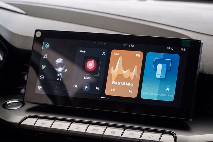 MG5 được trang bị ba chế độ lái bao gồm: Urban, Normal và Dynamic nhằm đa dạng hóa trải nghiệm lái xe cho khách hàng.. Ngoài ra, hệ thống trợ lực lái điện (EPS) trên MG5 có thể điều chỉnh linh hoạt để đáp ứng nhu cầu trải nghiệm của khách hàng trên mọi cung đường. Treo trước MacPherson và treo sau dạng thanh giằng xoắn giúp giảm trọng lượng tổng thể, nhưng vẫn đảm bảo độ cứng và khả năng phản hồi, từ đó giúp xe có sự ổn định cao và êm ái trên các địa hình.