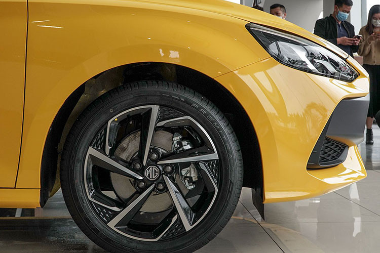 MG5 2022 được trang bị bộ mâm hình lưỡi rìu khỏe khoắn có kích thước 17 inch. Phía sau trẻ trung với phần ốp gầm khoét sâu và hệ thống ống xả kép thể thao. Đuôi xe được mở rộng ra hai bên cùng dải đèn hậu LED lấy cảm hứng từ đường đua cũng tăng thêm sự hiện đại.