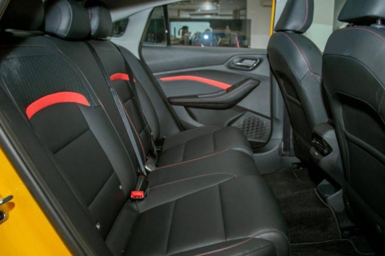 Các trang bị an toàn trên MG5 tại Thái Lan cũng được kỳ vọng sẽ được giữ trên bản tại Việt Nam như kiểm soát hành trình, hỗ trợ chuyển làn, cảnh báo điểm mù, hệ thống vi sai điện tử, hệ thống kiểm soát phanh khi vào cua, cảnh báo phương tiện cắt ngang phía sau, cảnh báo va chạm sau, hệ thống hỗ trợ khởi hành ngang dốc, phanh ABS/EBD/EBA, 6 túi khí và khóa cửa tự động theo tốc độ.