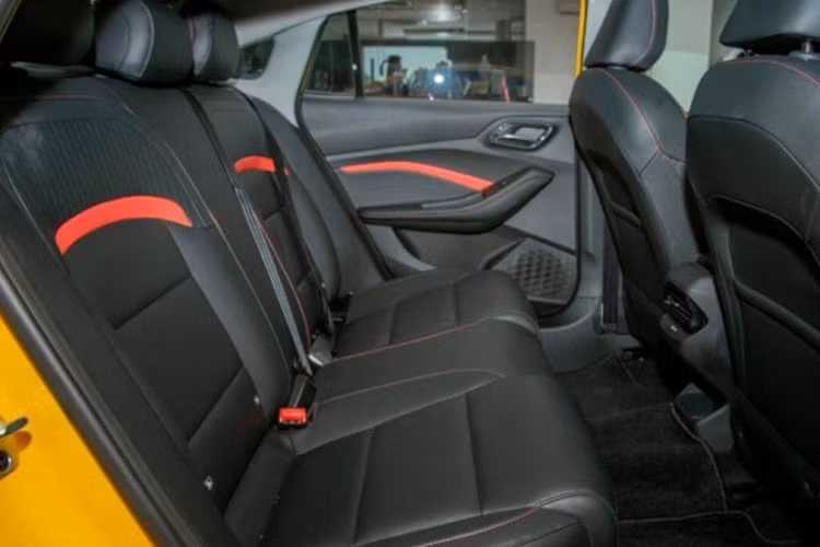 Các trang bị an toàn trên MG5 tại Thái Lan cũng được kỳ vọng sẽ được giữ trên bản tại Việt Nam như kiểm soát hành trình, hỗ trợ chuyển làn, cảnh báo điểm mù, hệ thống vi sai điện tử, hệ thống kiểm soát phanh khi vào cua, cảnh báo phương tiện cắt ngang phía sau, cảnh báo va chạm sau, hệ thống hỗ trợ khởi hành ngang dốc, phanh ABS/EBD/EBA, 6 túi khí và khóa cửa tự động theo tốc độ.