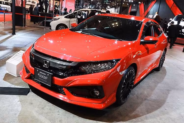 Trong khuôn khổ triển lãm Tokyo Auto Salon 2018, chi nhánh thể thao Mugen của Honda đã gây sự chú ý với chiếc xe Honda Civic độ mang cái tên RC20GT concept với gói bodykit cực kỳ "điên rồ" dựa trên mẫu xe hatchback thể thao hiệu năng cao Honda Civic Type R.