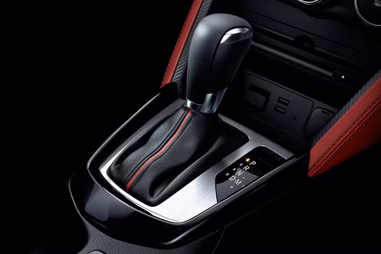 Các tính năng an toàn của Mazda CX-3 2017 bao gồm 6 túi khí, hệ thống chống bó cứng phanh ABS, phân bổ lực phanh điện tử, trợ lực phanh, cân bằng điện tử, hỗ trợ khởi hành ngang dốc và móc lắp ghế dành cho trẻ em. Khoang hành lý với thể tích lớn hơn 14 lít, đạt 264 lít. Khi gập hàng ghế sau lại, khoang hành lý của xe có tổng thể tích lên tới 1174 lít.