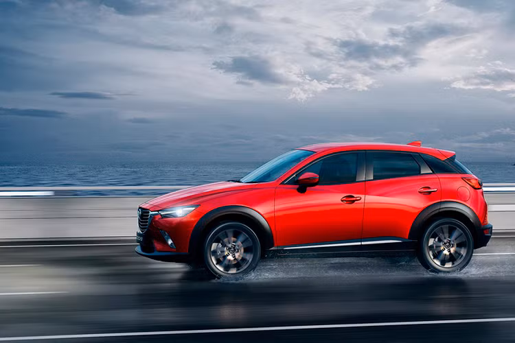 Các đèn pha sắc sảo nối liền với khung lưới tản nhiệt, sử dụng pha dạng thấu kính projector và các dải LED bao quanh với thiết kế đẹp mắt. La-zăng là loại hợp kim 18 inch 2 màu, cửa mở không cần chìa khóa, phần đuôi của CX-3 khá bầu bĩnh nhưng vẫn đầy hiện đại nhờ sử dụng công nghệ LED và kính chắn gió đuôi tích hợp đèn phanh...