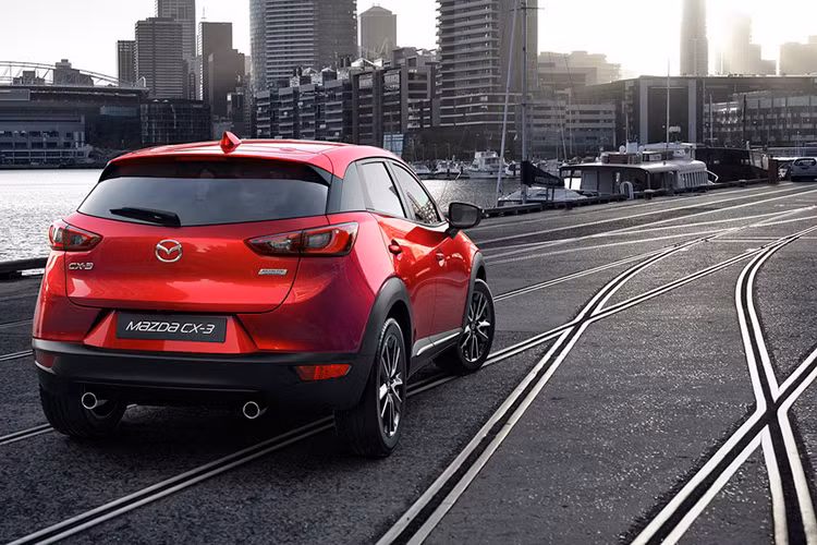 Thiết kế bên ngoài của Mazda CX-3 2017 tại Malaysia không có gì thay đổi, xe vẫn sở hữu ngôn ngữ thiết kế Kodo đặc trưng với các chi tiết mang "bộ mặt" quen thuộc của dòng SUV Mazda với lưới tản nhiệt lớn có các thanh ngang mạ chrome. Xung quanh thân xe được ốp nhựa đen khoẻ khoắn,vừa có tác dụng bảo vệ trước đất đá bắn lên từ mặt đường