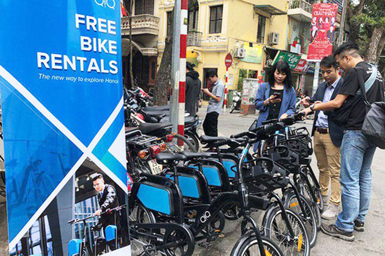 Buyt nhanh BRT Ha Noi cho khach su dung xe may dien mien phi