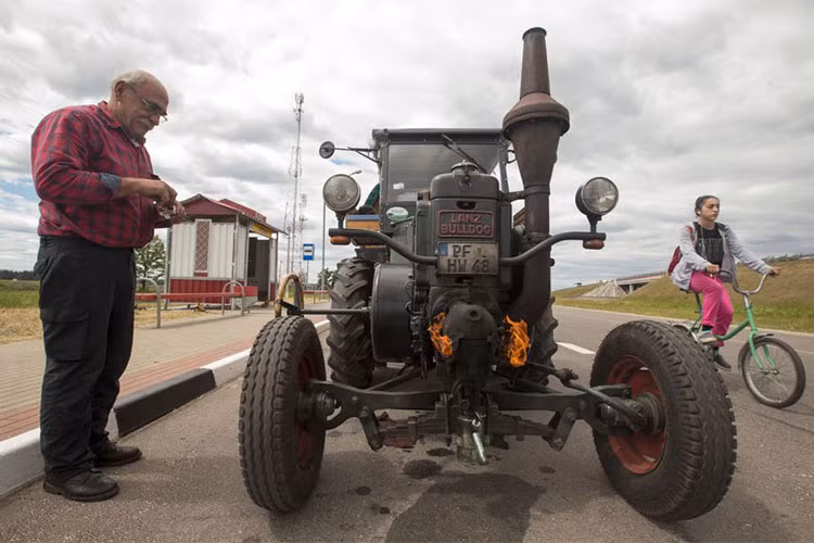 Chiếc máy kéo được ông Hubert Wirth sử dụng để di chuyển từ Đức tới Nga để xem World Cup 2018 là loại đời cổ, được sản xuất từ năm 1936.