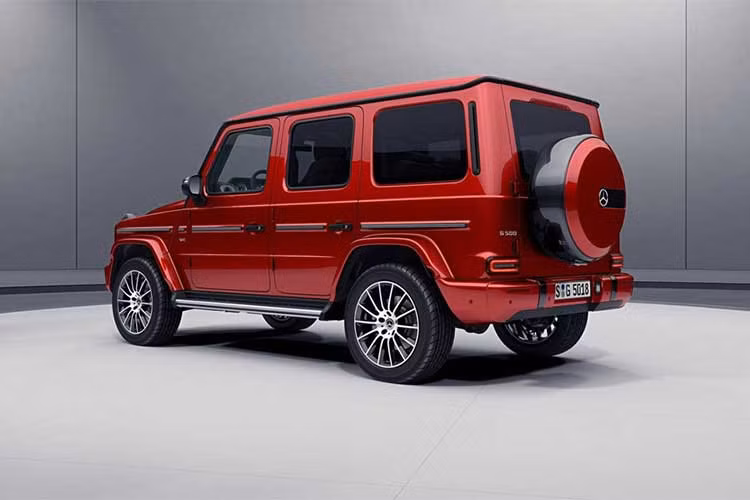 Để duy trì sự hầm hố và cá tính của G-Class, thương hiệu Mercedes-Benz sử dụng màu đen Obsidian Black cho các thanh ngang của lưới tản nhiệt, cặp thanh dọc nhỏ hai đầu của các thanh cản va, các vỏ gương chiếu hậu hai bên và viền vỏ để đựng lốp dự phòng phía sau xe.