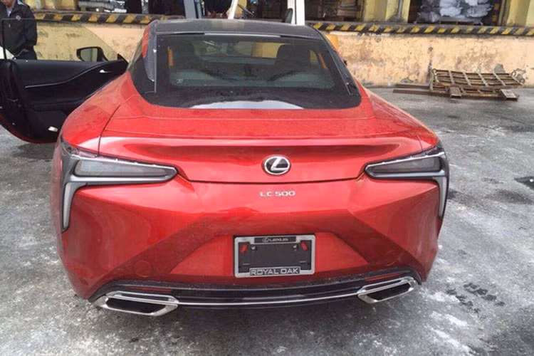 Lexus LC được phát triển dựa trên gầm bệ Lexus Global Architecture hay Luxury (GA-L) mới, dùng chung với LS thế hệ mới. Trong khi đó, thân vỏ của Lexus LC 2018 lại được làm nhiều từ thép cường độ cao, mang đến độ bền và độ rắn chắc hơn cả cấu trúc của siêu xe LFA nổi tiếng.