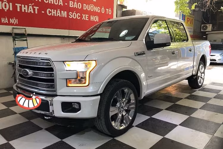  Siêu bán tải Ford F-150 là một trong những dòng xe bán tải được ưa chuộng nhất tại Mỹ. Phiên bản giới hạn, cao cấp nhất của dòng xe này từng được nhập khẩu về Việt Nam khá nhiều vào khoảng năm 2016 đến nay. Mới đây, một chủ nhân tại Hà Nội rao bán chiếc xe bán tải "hạng nặng" này chỉ sau khoảng hai năm sử dụng.