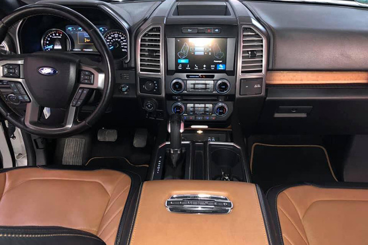 Bên trong nội thất của Ford F-150 Limited 2016 còn được trang bị các chi tiết được ốp bằng gỗ bạch đàn thật, ghế bọc da Mojave mầu da bò sang trọng, mặt cụm đồng hồ độc đáo và khâu chỉ thời trang trên bảng táp-lô.