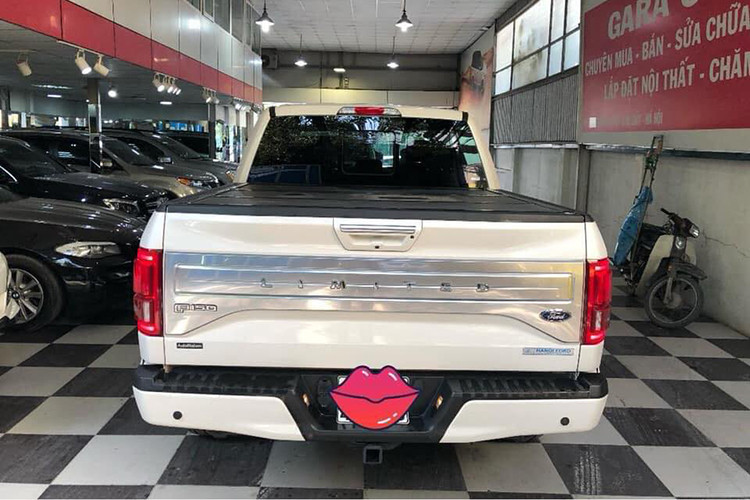 Đuôi xe cũng sở hữu những ci tiết kim loại sáng bóng, thùng xe có nắp đậy, đèn chiếu hậu dạng full led. Kính chiếu hậu của chia tách làm 2 cũng có kích thước lớn, có thể thu gọn bằng nút bấm. Bên cạnh đó, gương chiếu hậu của xe tích hợp đèn xi-nhan và hệ thống sưởi.