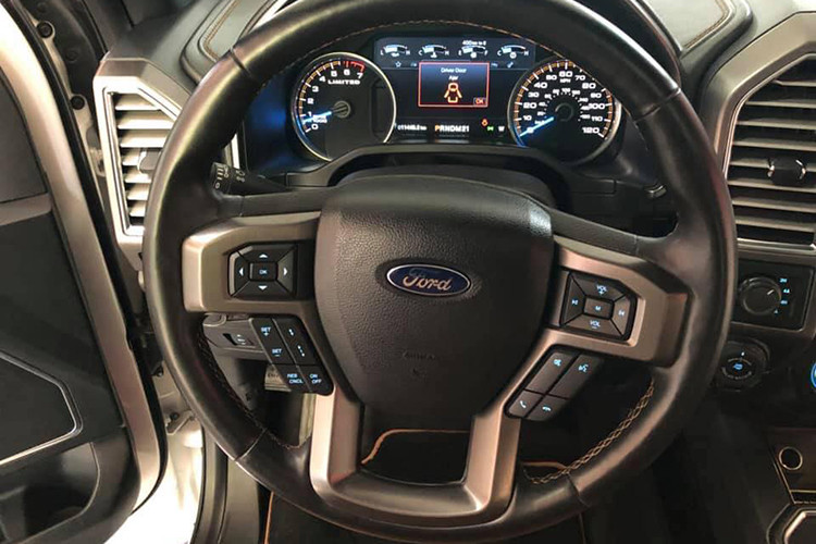 Được xếp cao hơn 2 bản trang bị Platinum và King Ranch trong “gia phả” dòng xe bán tải đình đám Ford, F-150 Limited sở hữu tất cả những tính năng đáng mơ ước như; vô lăng thể thao 3 chấu với đa dạng các nút bấm, hệ thống hỗ trợ dẫn đường, hỗ trợ lùi xe nhờ hệ thống camera 360 với 4 camera đặt ở phía trước, điều hòa 2 vùng tự động...