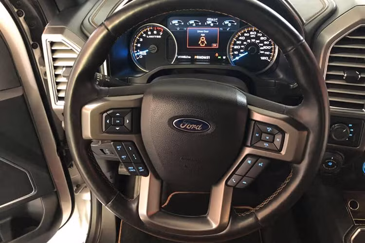 Được xếp cao hơn 2 bản trang bị Platinum và King Ranch trong “gia phả” dòng xe bán tải đình đám Ford, F-150 Limited sở hữu tất cả những tính năng đáng mơ ước như; vô lăng thể thao 3 chấu với đa dạng các nút bấm, hệ thống hỗ trợ dẫn đường, hỗ trợ lùi xe nhờ hệ thống camera 360 với 4 camera đặt ở phía trước, điều hòa 2 vùng tự động...