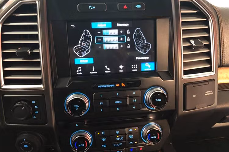 Đặc biệt, F-150 Limited 2016 còn được hãng xe ôtô Ford cung cấp tấm bảng được khắc số VIN và thứ tự xuất xưởng bằng laser trên vịn tay. Thêm vào đó là ghế trước có chức năng massage, ghế sau sưởi ấm và hệ thống thông tin giải trí SYNC 3 mới nhất.