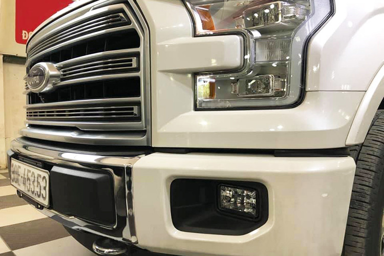 Ford F-150 Limited 2016 là sự kết hợp hài hòa giữa những chi tiết mạ crôm sáng bóng như vải sa-tanh, bao gồm lưới tản nhiệt, tay nắm cửa, phụ kiện trên cửa thùng xe, bộ la-zăng 22 inch và một phần cản va trước/sau.