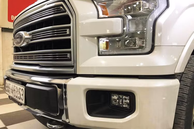 Ford F-150 Limited 2016 là sự kết hợp hài hòa giữa những chi tiết mạ crôm sáng bóng như vải sa-tanh, bao gồm lưới tản nhiệt, tay nắm cửa, phụ kiện trên cửa thùng xe, bộ la-zăng 22 inch và một phần cản va trước/sau.