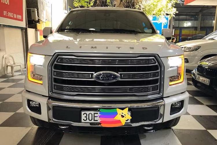 F-150 Limited bản 2016 có thiết kế đầu xe đầy khỏe khoắn, nam tính. Tuy nhiên, mẫu xe này không vì vậy thô kệch khi được kết hợp cùng các chi tiết chrome ở lưới tản nhiệt cỡ lớn với 3 thanh nằm ngang và cản trước, cụm đèn pha trước sở hữu công nghệ LED hiện đại.
