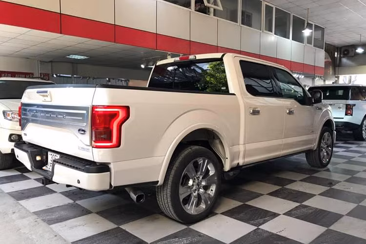 Là phiên bản đặc biệt, cao cấp được sản xuất tại thị trường Mỹ, Ford F-150 Limited 2016 sở hữu chiều dài 5.890 mm, rộng 2.029 mm. Trục cơ sở xe dài 3.683 mm. Thân hình đồ sộ của F-150 Platinum 2015 có trọng lượng lên đến khoảng 2,2 tấn.