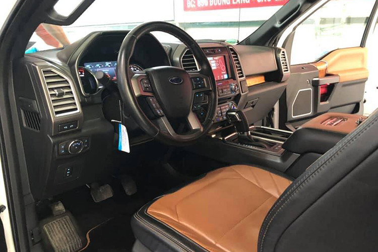 Xe trang bị cửa sổ trời, với 2 lớp che khoang cabin. Hàng ghế phía sau rộng rãi cho 3 người ngồi. Vị trí để chân thoải mái. Toàn bộ nội thất của F-150 Platinum bọc da cao cấp cùng dòng chữ Limited trên tựa ghế.