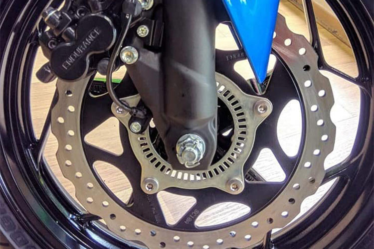 Về mặt trang bị, mẫu sportbike 300cc của Kawasaki được trang bị hệ thống treo gồm cặp phuộc ống lồng ở trước và giảm xóc lò xo đơn phía sau. Vành xe là loại hợp kim đúc, kích thước 17 inch, thừa hưởng thiết kế từ đàn anh Kawasaki ZX-14R. Xe được trang bị phanh đĩa ở cả trước và sau, tích hợp hệ thống chống bó cứng phanh ABS.