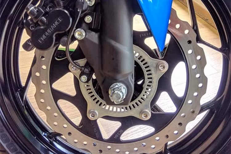 Về mặt trang bị, mẫu sportbike 300cc của Kawasaki được trang bị hệ thống treo gồm cặp phuộc ống lồng ở trước và giảm xóc lò xo đơn phía sau. Vành xe là loại hợp kim đúc, kích thước 17 inch, thừa hưởng thiết kế từ đàn anh Kawasaki ZX-14R. Xe được trang bị phanh đĩa ở cả trước và sau, tích hợp hệ thống chống bó cứng phanh ABS.