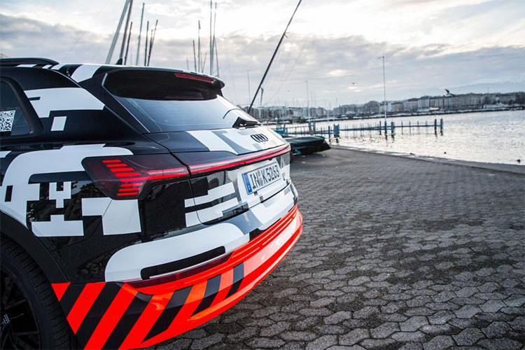 Về thiết kế, mẫu xe điện mới của Audi sẽ có hình dáng thon gọn hơn 2 chiếc SUV Q5 và Q7 một chút. Đèn pha và cụm tản nhiệt phía trước sẽ có hình dáng hiện đại và góc cạnh, tạo cảm giác thân thuộc với người dùng đã quen với các mẫu xe động cơ đốt trong của hãng xe Đức. 