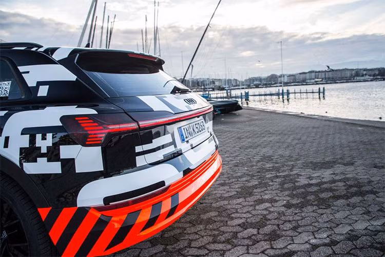 Về thiết kế, mẫu xe điện mới của Audi sẽ có hình dáng thon gọn hơn 2 chiếc SUV Q5 và Q7 một chút. Đèn pha và cụm tản nhiệt phía trước sẽ có hình dáng hiện đại và góc cạnh, tạo cảm giác thân thuộc với người dùng đã quen với các mẫu xe động cơ đốt trong của hãng xe Đức. 