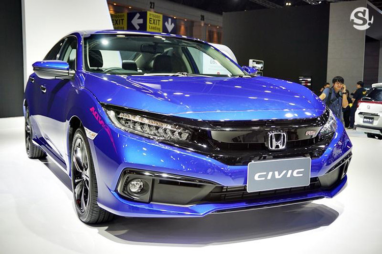 Theo thông tin từ đại lý, Honda Civic 2019 về Việt Nam vào năm sau sẽ thuộc bản 1.5. Nói cách khác, động cơ của Honda Civic 2019 tại Việt Nam sẽ vẫn là máy xăng 4 xi-lanh, tăng áp, dung tích 1,5 lít, sản sinh công suất tối đa 174 mã lực tại tua máy 5.500 vòng/phút và mô-men xoắn cực đại 220 Nm tại dải tua máy 1.700 - 5.500 vòng/phút. Sức mạnh động cơ cũng được truyền tới bánh thông qua hộp số tự động CVT.