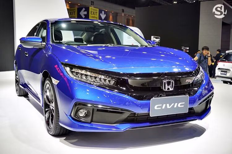 Theo thông tin từ đại lý, Honda Civic 2019 về Việt Nam vào năm sau sẽ thuộc bản 1.5. Nói cách khác, động cơ của Honda Civic 2019 tại Việt Nam sẽ vẫn là máy xăng 4 xi-lanh, tăng áp, dung tích 1,5 lít, sản sinh công suất tối đa 174 mã lực tại tua máy 5.500 vòng/phút và mô-men xoắn cực đại 220 Nm tại dải tua máy 1.700 - 5.500 vòng/phút. Sức mạnh động cơ cũng được truyền tới bánh thông qua hộp số tự động CVT.
