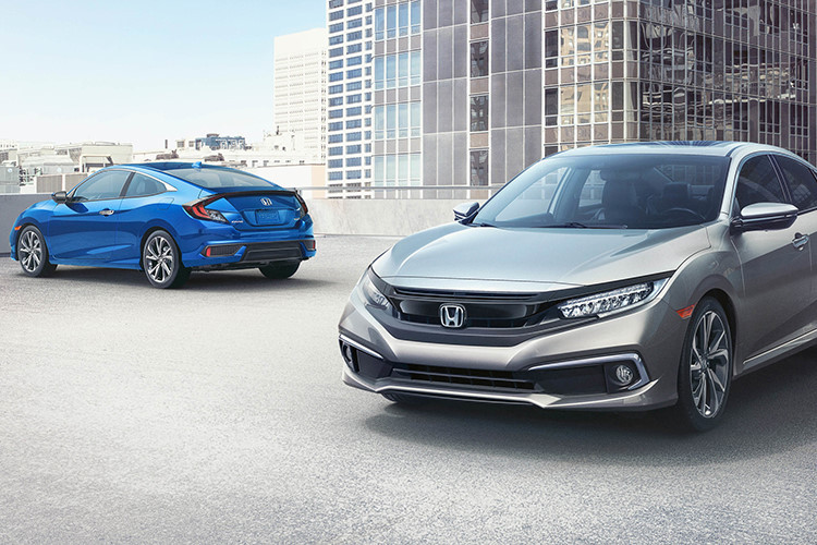 Nếu động cơ vẫn như cũ thì thiết kế ngoại thất của Honda Civic 2019 sắp về Việt Nam lại có một số thay đổi. Điều này được thể hiện rõ nhất ở đầu xe với thanh mạ crôm màu đen dày dặn trên lưới tản nhiệt thay vì mạ crôm sáng bóng như trước, giống xe ở Mỹ. Hai bên lưới tản nhiệt là đèn pha LED và đèn LED định vị ban ngày.