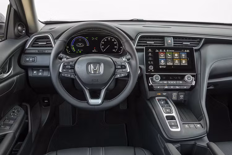 Đáng tiếc là thiết kế nội thất của Honda Civic 2019 chẳng có gì mới. Xe tiếp tục được trang bị màn hình cảm ứng 7 inch của hệ thống thông tin giải trí, tương thích Apple CarPlay, tính năng mở cửa không cần chìa khóa, nút bấm khởi động máy, nút giữ phanh tạm thời, điều hòa tự động, ghế lái chỉnh điện 8 hướng, ghế phụ lái chỉnh điện 4 hướng và ghế bọc da.