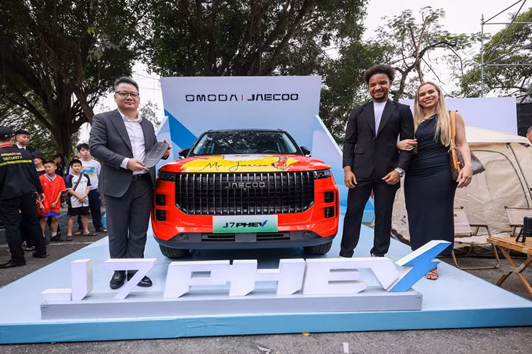 Đây không chỉ là một sự kiện đáng nhớ đối với Omoda &amp; Jaecoo Việt Nam, mà còn khẳng định sự tin tưởng của khách hàng dành cho mẫu xe SUV hạng sang này. Đặc biệt, sự kiện còn có sự góp mặt của cầu thủ Xuân Son, đại sứ thương hiệu của Jaecoo J7 tại Việt Nam, anh là người truyền cảm hứng về tinh thần bền bỉ, sẵn sàng chinh phục mọi thử thách.