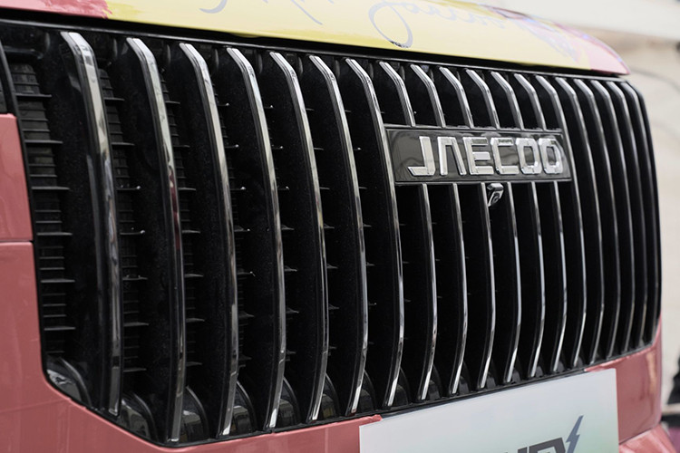 Kết hợp với động cơ 1.5 TDGI DHE thế hệ thứ 5, cung cấp khả năng di chuyển hỗn hợp lên đến 1.300km theo tiêu chuẩn WLTP. Jaecoo J7 PHEV chiếm ưu thế so với các mẫu xe khác trong cùng phân khúc bởi tính năng sạc nhanh, cho phép sạc từ 20% lên 80% chỉ trong 20 phút khi sử dụng trụ sạc 40kW và 3 giờ với bộ sạc 6,6kW.